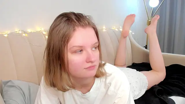 LilianSwall online show from September 30, 2025, 12:33 pm