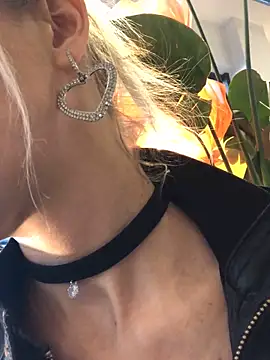 Diamond Bunny  online show from March 7, 2025, 3:28 pm