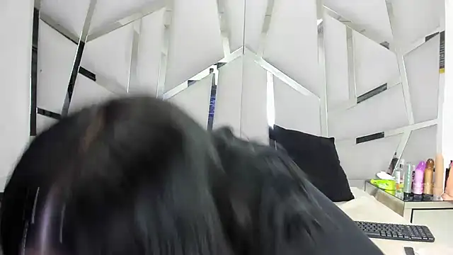 Snapshot of Criistaal_ chatting on February 3, 2026, 5:16 am Criistaal online show from February 3, 2026, 5:16 am