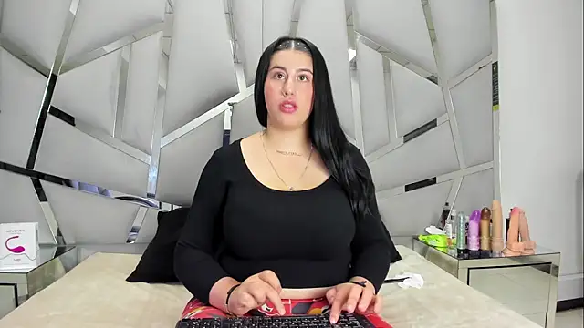 Snapshot of Criistaal_ chatting on February 3, 2026, 6:33 am Criistaal online show from February 3, 2026, 6:33 am