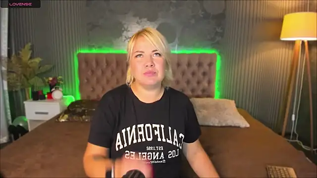 Snapshot of CurlyDreams chatting on September 24, 2025, 12:00 pm CurlyDreams online show from September 24, 2025, 12:00 pm