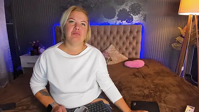 Snapshot of CurlyDreams chatting on September 19, 2025, 5:11 am CurlyDreams online show from September 19, 2025, 5:11 am