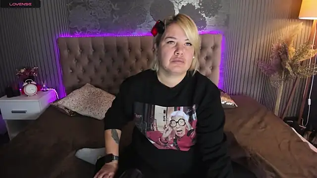 Snapshot of CurlyDreams chatting on October 20, 2025, 5:31 am CurlyDreams online show from October 20, 2025, 5:31 am