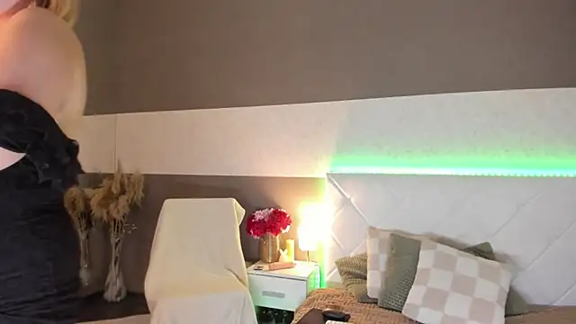 Snapshot of CurlyDreams chatting on March 17, 2025, 2:08 am CurlyDreams online show from March 17, 2025, 2:08 am