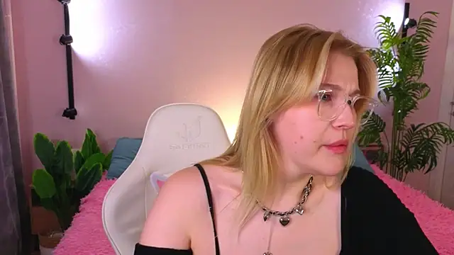 Snapshot of Colleen_Blake chatting on April 19, 2026, 4:52 pm Colleen Blake online show from April 19, 2026, 4:52 pm