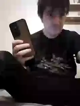 Snapshot of Loveme1902 chatting on December 16, 2024, 8:41 am Loveme1902 online show from December 16, 2024, 8:41 am