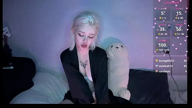 Snapshot of SusieEvans chatting on September 14, 2025, 9:26 pm SusieEvans online show from September 14, 2025, 9:26 pm