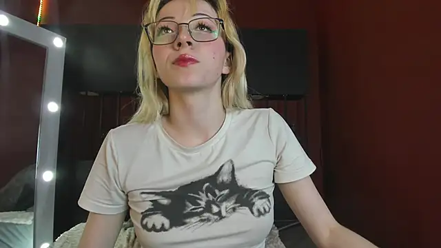 Snapshot of Cloe_five chatting on December 22, 2025, 8:42 pm Cloe five online show from December 22, 2025, 8:42 pm