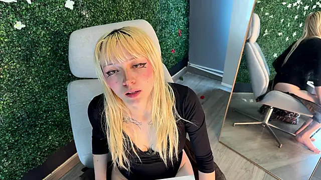 Snapshot of Cloe_five chatting on September 15, 2025, 7:36 pm Cloe five online show from September 15, 2025, 7:36 pm