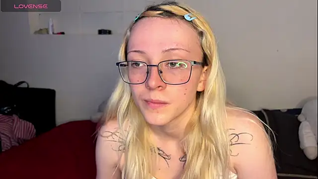 Snapshot of Cloe_five chatting on October 24, 2025, 6:40 pm Cloe five online show from October 24, 2025, 6:40 pm