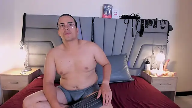 Snapshot of Vale_n_Matt chatting on November 21, 2025, 3:49 am Vale n Matt online show from November 21, 2025, 3:49 am