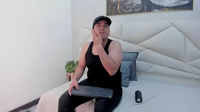 Snapshot of Vale_n_Matt chatting on October 16, 2025, 8:33 am Vale n Matt online show from October 16, 2025, 8:33 am