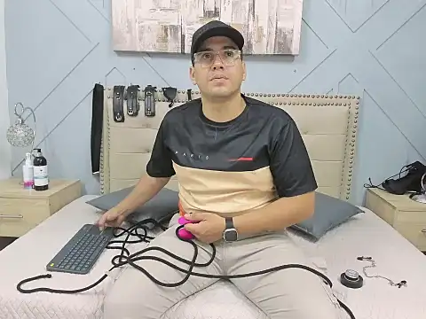 Snapshot of Vale_n_Matt chatting on September 21, 2025, 3:44 am Vale n Matt online show from September 21, 2025, 3:44 am