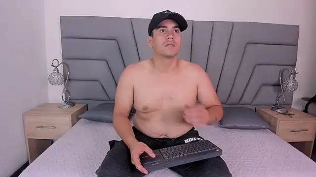 Snapshot of Vale_n_Matt chatting on October 5, 2025, 3:30 am Vale n Matt online show from October 5, 2025, 3:30 am