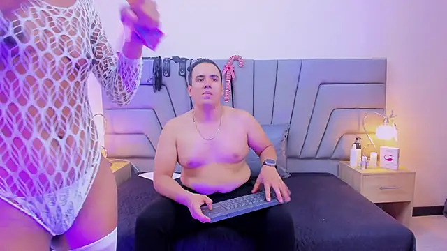 Snapshot of Vale_n_Matt chatting on December 16, 2025, 3:44 am Vale n Matt online show from December 16, 2025, 3:44 am