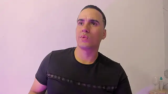 Snapshot of Vale_n_Matt chatting on September 12, 2025, 3:17 am Vale n Matt online show from September 12, 2025, 3:17 am