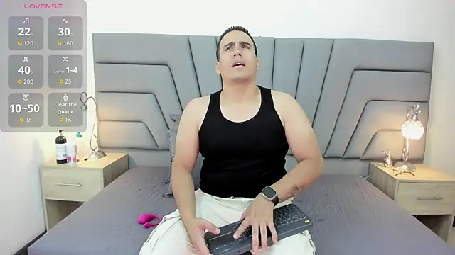 Snapshot of Vale_n_Matt chatting on September 27, 2025, 3:45 am Vale n Matt online show from September 27, 2025, 3:45 am