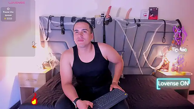 Snapshot of Vale_n_Matt chatting on November 7, 2025, 3:33 am Vale n Matt online show from November 7, 2025, 3:33 am