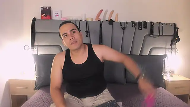 Snapshot of Vale_n_Matt chatting on November 19, 2025, 3:39 am Vale n Matt online show from November 19, 2025, 3:39 am