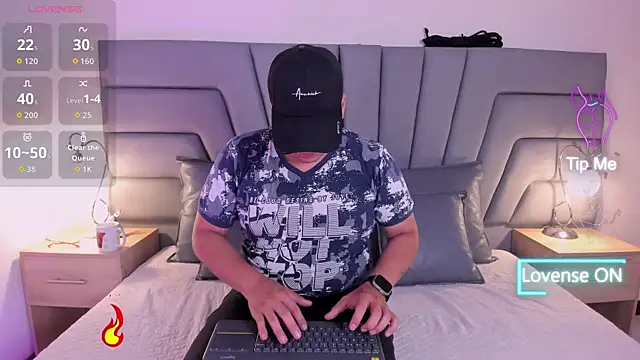 Snapshot of Vale_n_Matt chatting on November 9, 2025, 3:43 am Vale n Matt online show from November 9, 2025, 3:43 am