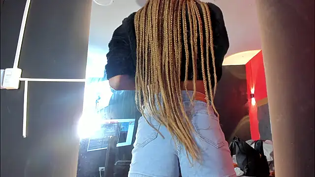 YayaHilton online show from October 29, 2025, 4:44 am