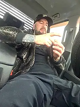 Snapshot of Beardedtattood chatting on April 12, 2026, 1:47 pm Beardedtattood online show from April 12, 2026, 1:47 pm