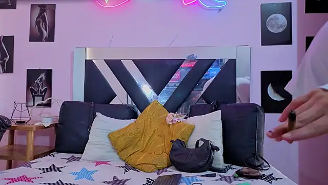 Snapshot of karla_bertulucci chatting on September 29, 2025, 2:01 pm karla bertulucci online show from September 29, 2025, 2:01 pm