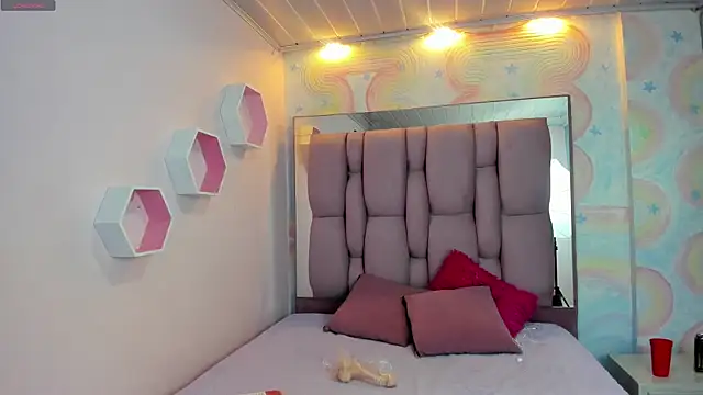 lunula angels online show from December 21, 2024, 4:52 am