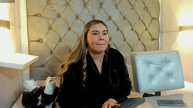 lunula angels online show from December 3, 2024, 8:22 pm