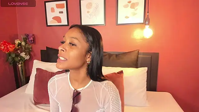 Snapshot of natali_henao chatting on October 31, 2025, 9:43 pm natali henao online show from October 31, 2025, 9:43 pm