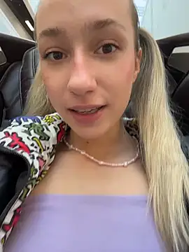 Lia  Love online show from September 17, 2025, 1:13 pm