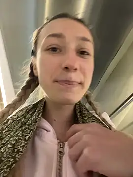 Lia  Love online show from October 13, 2025, 12:07 pm