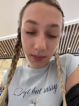 Lia  Love online show from September 16, 2025, 1:12 pm