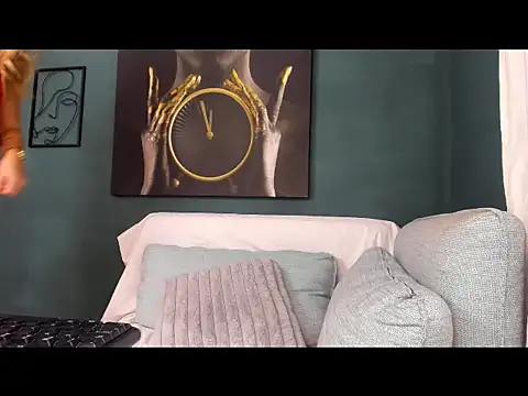 kriztaljessika online show from November 18, 2025, 4:16 am