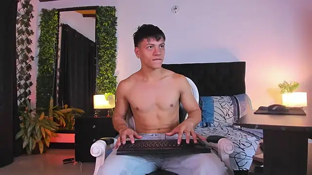 Valentino  X online show from March 17, 2025, 11:31 am