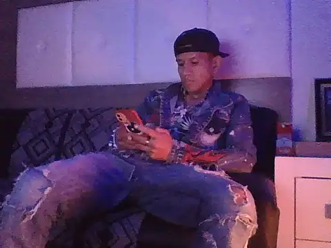 Snapshot of oiram27 chatting on November 30, 2025, 3:24 pm oiram27 online show from November 30, 2025, 3:24 pm