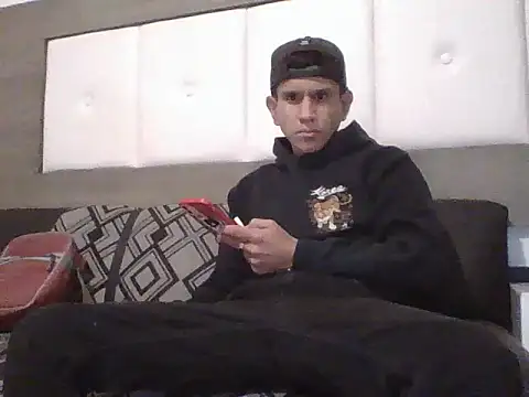 Snapshot of oiram27 chatting on November 15, 2025, 9:13 am oiram27 online show from November 15, 2025, 9:13 am