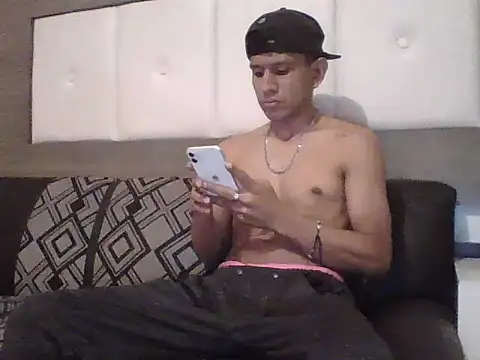 Snapshot of oiram27 chatting on November 18, 2025, 7:50 pm oiram27 online show from November 18, 2025, 7:50 pm