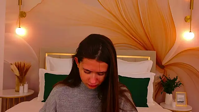 milaleoneli online show from April 14, 2026, 2:44 pm