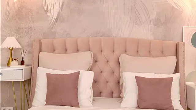 milaleoneli online show from March 24, 2026, 2:28 pm