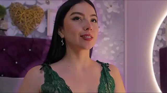 Snapshot of mia_greeco chatting on December 6, 2024, 3:06 pm mia greeco online show from December 6, 2024, 3:06 pm