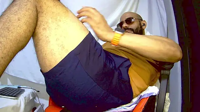 Snapshot of bruce_bigg chatting on December 13, 2025, 10:16 pm bruce bigg online show from December 13, 2025, 10:16 pm