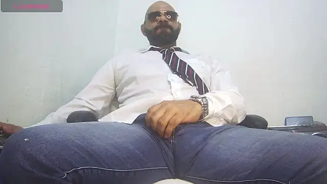 Snapshot of bruce_bigg chatting on May 3, 2026, 11:52 pm bruce bigg online show from May 3, 2026, 11:52 pm