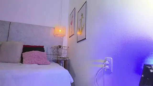 naomiii   online show from January 6, 2026, 11:36 am