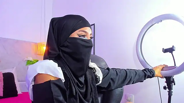 Snapshot of naomiii__ chatting on October 24, 2025, 12:04 pm naomiii online show from October 24, 2025, 12:04 pm