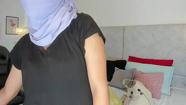 naomiii   online show from December 18, 2025, 11:36 am