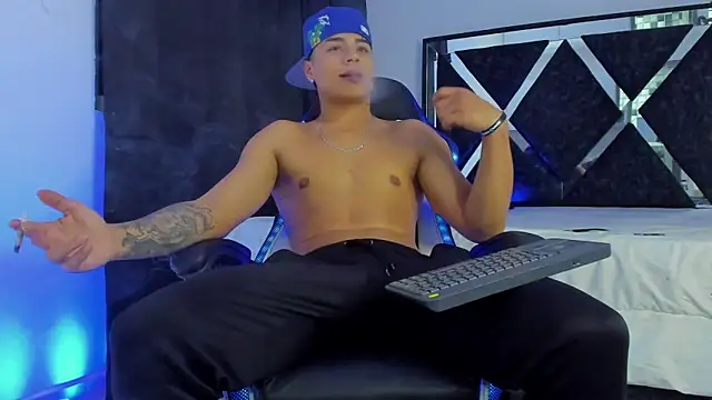 SantiagoReyesFtt online show from December 31, 2024, 1:47 am