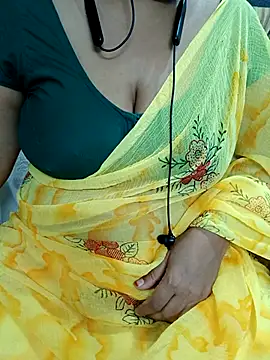 Snapshot of Yours_Radika chatting on February 20, 2025, 7:41 pm Yours Radika online show from February 20, 2025, 7:41 pm