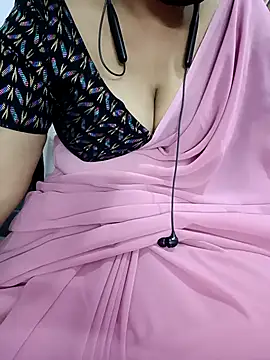 Snapshot of Yours_Radika chatting on February 7, 2025, 10:09 pm Yours Radika online show from February 7, 2025, 10:09 pm