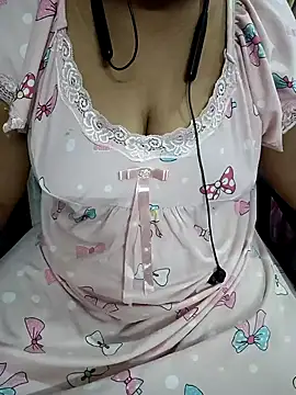 Snapshot of Yours_Radika chatting on February 4, 2025, 1:34 am Yours Radika online show from February 4, 2025, 1:34 am